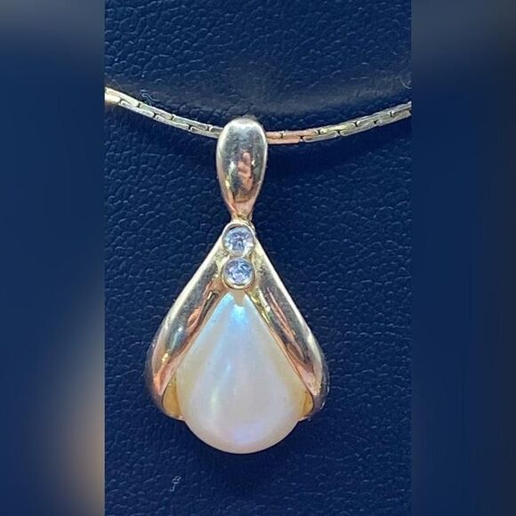 Avon Teardrop Faux Pearl Rhinestone Pendant Necklace Gold Tone Herringbone Chain - Picture 3 of 6